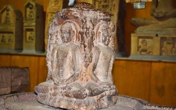 Jaina 'Chaumukh' on the 'Panivattam' the channeled pedestal from 'Danavulapadu' created during 10th century when Rashtrakutas were rulling the earth #Jainism 1/2