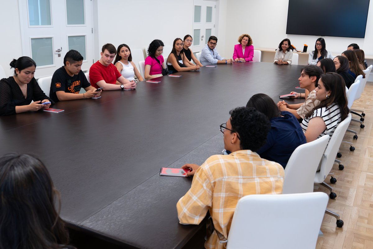 ✈️ Hoy nos han visitado 17 estudiantes de ciencias políticas y derecho de la Universidad @icesi de Cali #Colombia 

🗣️ Les hemos contado lo que hacemos en #FundaciónCarolina

🤗 ¡Gracias por venir a vernos! 

#SomosCooperación