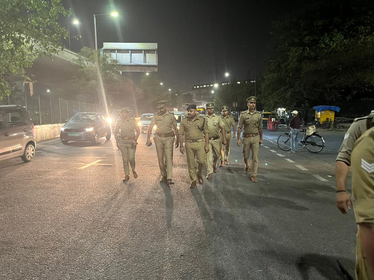 .@CP_Noida के निर्देशन व @DCP_Noida के पयर्वेक्षण में @ACP1NOIDA द्वारा पुलिस बल के साथ संबंधित क्षेत्रांतर्गत पैदल गस्त कर विशेष चेकिंग अभियान चलाते हुए संदिग्ध व्यक्तियों/वाहनों की चेकिंग कर नियमानुसार कार्रवाई की गई व संबंधित पुलिस बल को आवश्यक दिशा-निर्देश दिये गये।
