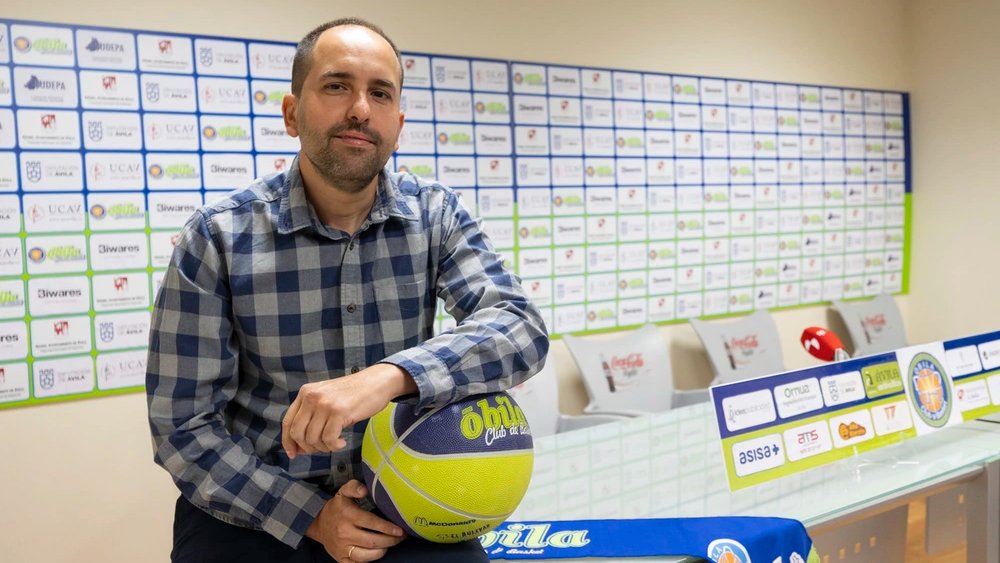 #Baloncesto
🏀 Antonio Déniz, nuevo entrenador del Óbila
🟢 Canario de nacimiento, abulense de adopción, Déniz  toma los mandos del primer equipo. «Me gusta el rock&amp;roll. El CUM Carlos Sastre no se va a llenar con partidos de 40 puntos»
diariodeavila.es/noticia/za57ba…
#Ávila