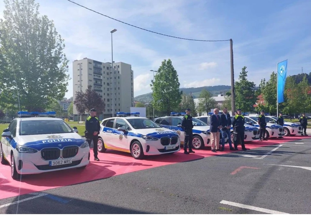 Igualito a la flota de vehículos de la @guardiacivil: Son más prioritarios los coches eléctricos para la conservación del medio ambiente que seguridad de los agentes. Vehículos con protección antibalas para la 👮 de Barakaldo.