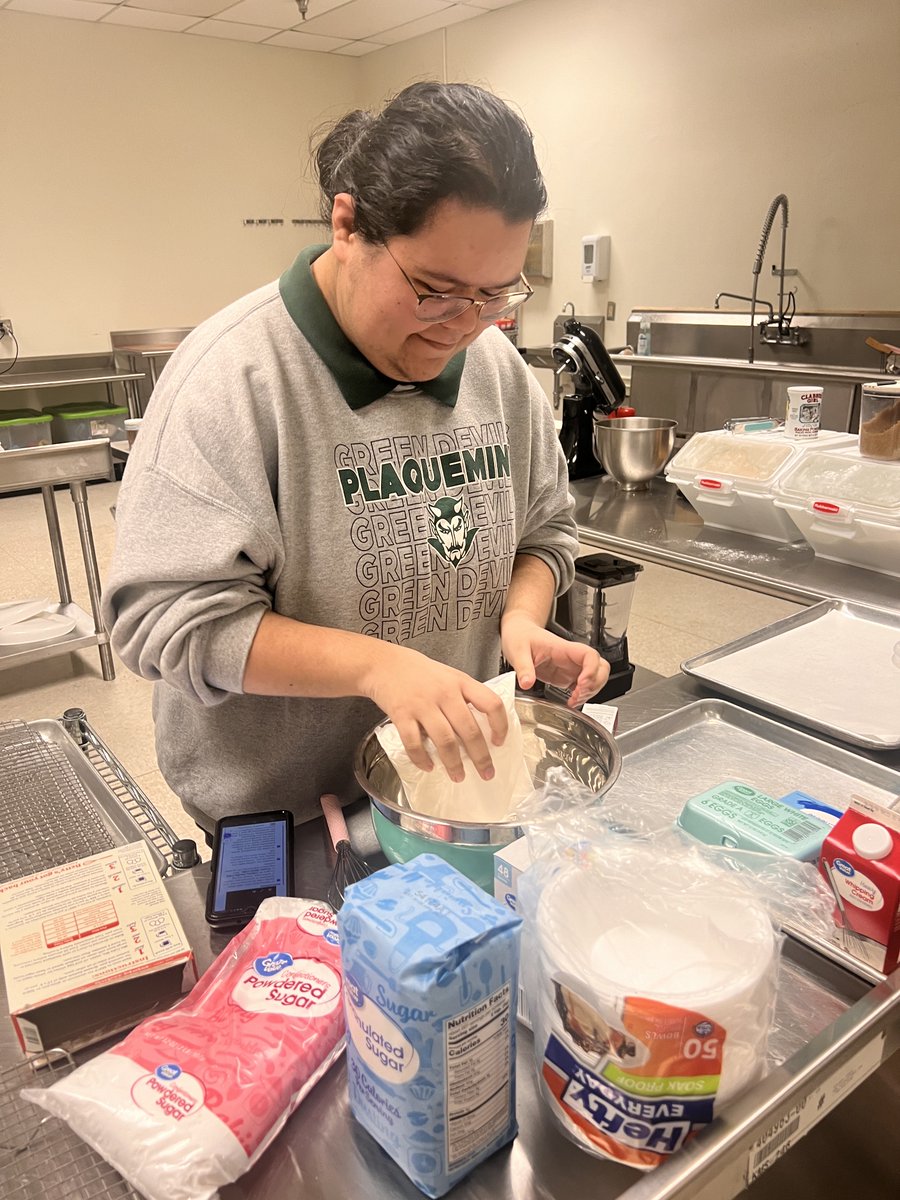 PlaquemineHigh's tweet photo. Ms. Whites senior Prostart students are preparing their “final” dish before they say goodbye!
#PromotingHighStandards https://t.co/KotieyQwug
