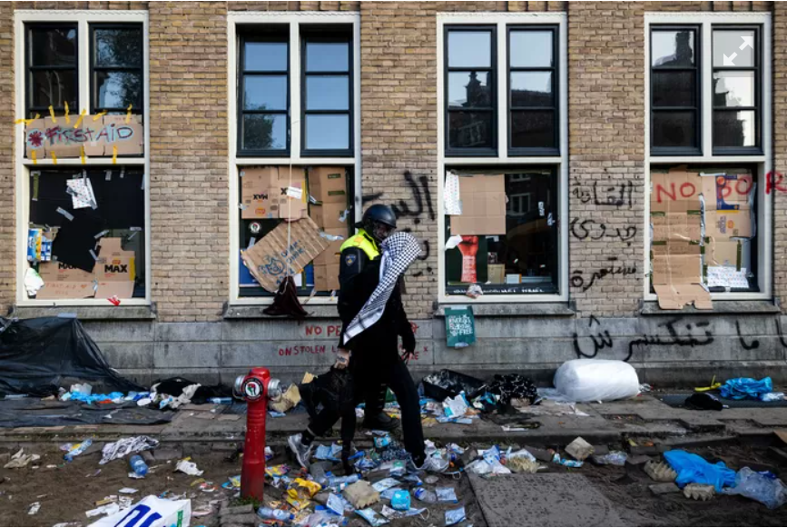 KopMikolas's tweet photo. "It starts to look like Gaza at the Amsterdam university. The inner court yard has been completely destroyed. Several sculptures have been thrown on the barricades and rioters have planted a Palestinian flag on the roof. They scream "Viva, intifada."
#FuckSJP https://t.co/jFuuJp8dws