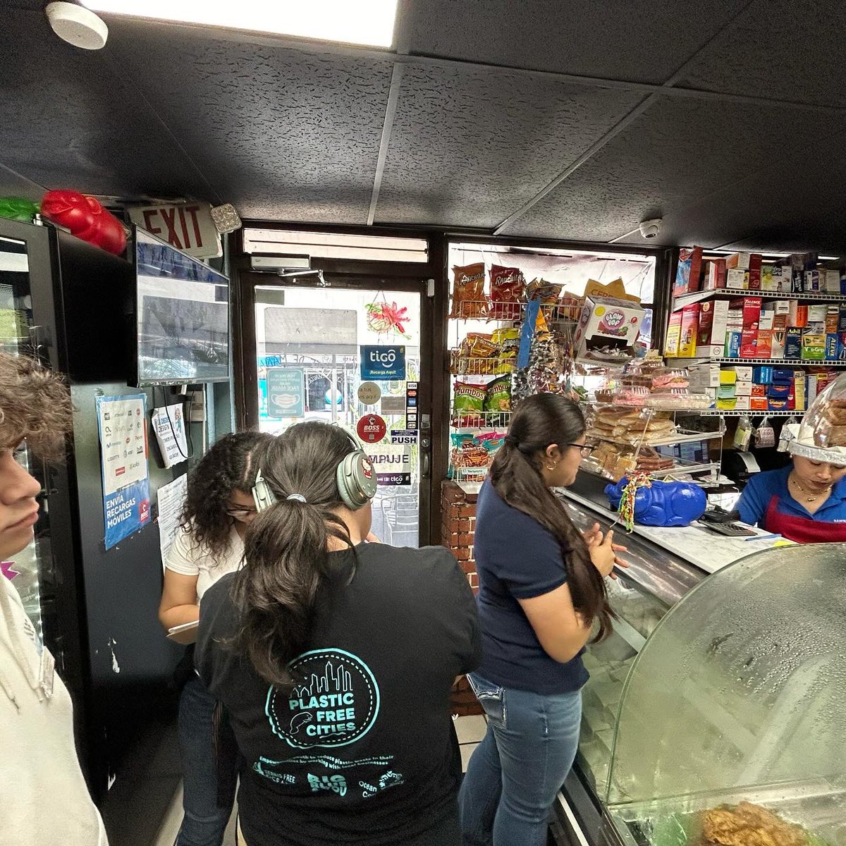 dfoceans's tweet photo. Another great round of #PlasticFreeCities business canvassing in Little Havana with @HealthyLH! @miamiseniorhigh students educated about plastics and surveyed plastic use, reaching 9 restaurants. Next week we will drop off plastic-free samples and sustainability recommendations! https://t.co/ZP7jBqrwyN