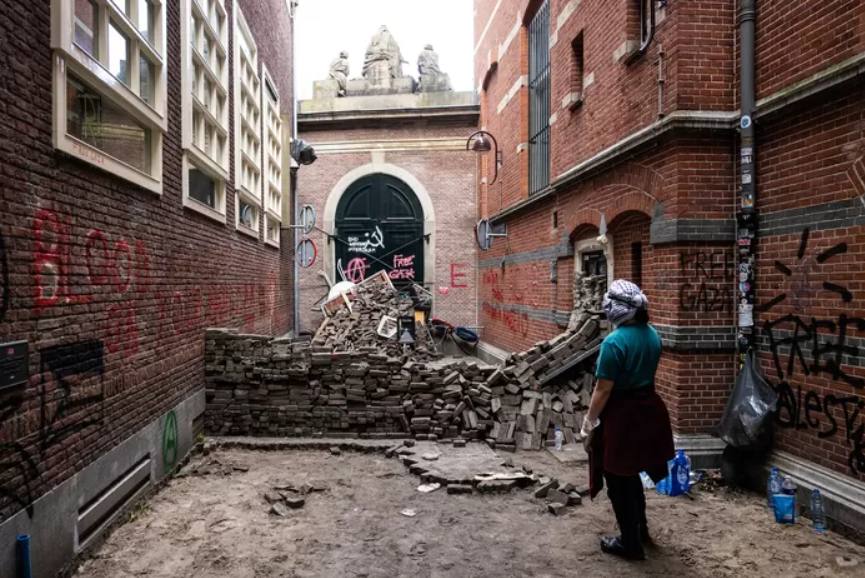 KopMikolas's tweet photo. "It starts to look like Gaza at the Amsterdam university. The inner court yard has been completely destroyed. Several sculptures have been thrown on the barricades and rioters have planted a Palestinian flag on the roof. They scream "Viva, intifada."
#FuckSJP https://t.co/jFuuJp8dws