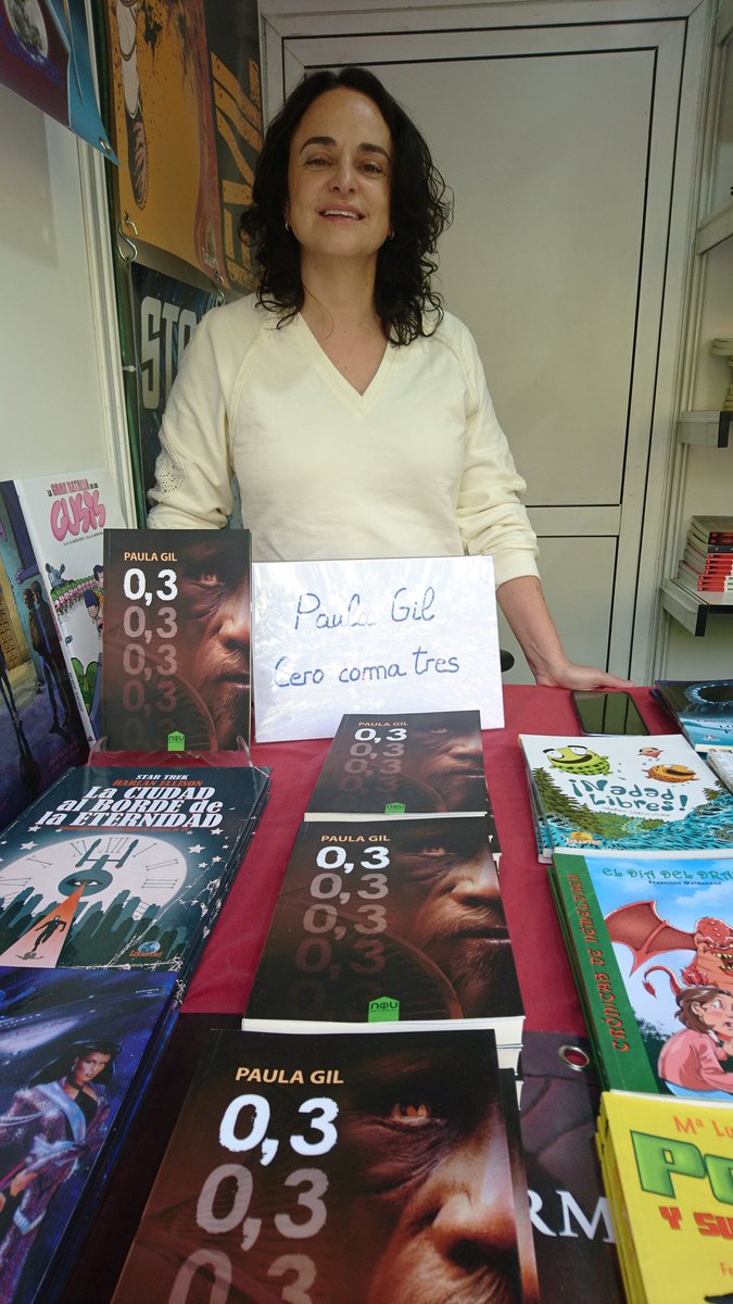 Esta tarde de jueves tenemos en la #feriadellibro de #TresCantos a PAULA GIL firmando su #novela CERO COMA TRES.
Pasaros a conocerla!