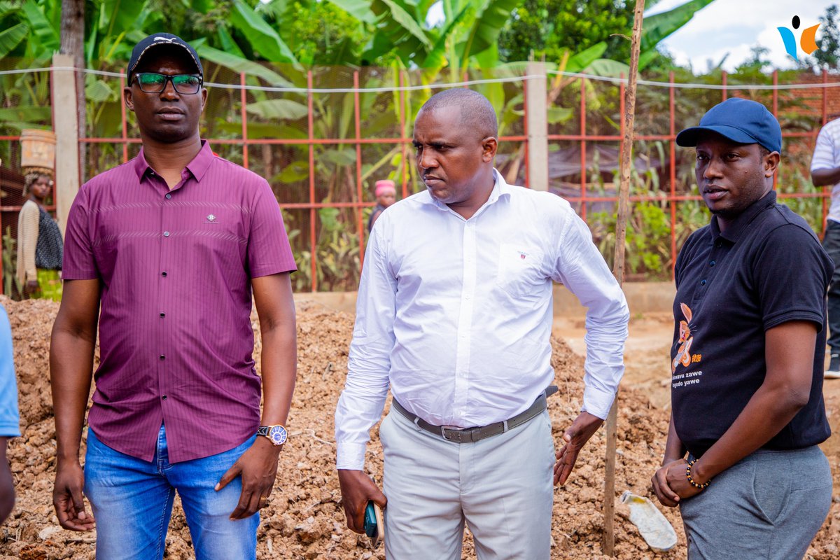 MagazineJimbere's tweet image. 🔴 🐰Une équipe de la Coordination du @PAEEJ_Burundi ainsi que le vice-président du Comité Technique supervisant cette coordination, visitaient ce 08 mai 2024 le chantier du Centre naisseur #cunicole "SUNGURA" de #Muyange dans la commune #Mugina en @CibitokeProv, pour apprécier