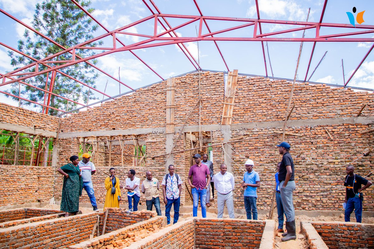 MagazineJimbere's tweet image. 🔴 🐰Une équipe de la Coordination du @PAEEJ_Burundi ainsi que le vice-président du Comité Technique supervisant cette coordination, visitaient ce 08 mai 2024 le chantier du Centre naisseur #cunicole "SUNGURA" de #Muyange dans la commune #Mugina en @CibitokeProv, pour apprécier