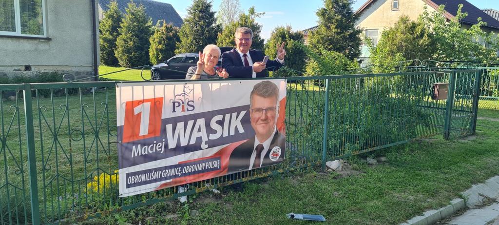 Ta Pani napisała do mnie list do więzienia w Przytułach. Podpisała się: Ciocia Sława. Dziś na płocie Cioci Sławy zawisł mój baner! Dziękuję Ciociu!