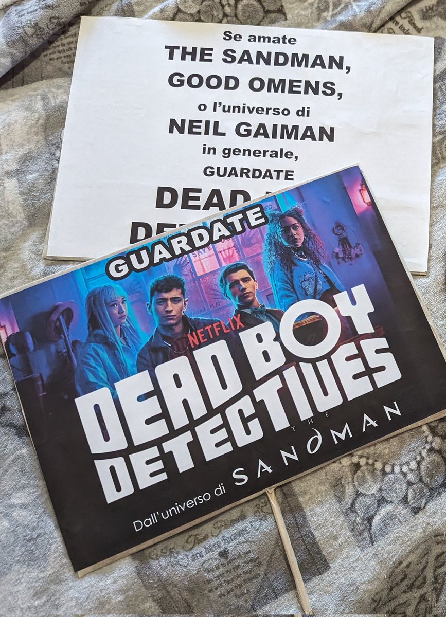 juliasfanart's tweet photo. Insieme ai cartelloni, ho pronti anche i biglietti da visita che distribuirò al Milano Comics&Games questo sabato per invogliare tutti a guardare #DeadBoyDetectives.
Se vedete una Aziraphale con questi cartelli, saprete che sono io.
#fieradelfumetto #milanocomics https://t.co/pEvlL0fz7G