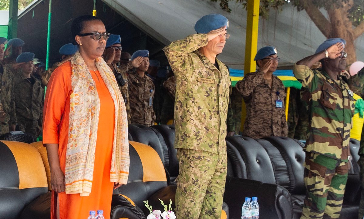 750 peacekeepers, including 36 women, from the Rwandan🇷🇼contingent of MINUSCA today received the @UN medal in #Bangui at a ceremony chaired by the Special Representative of the Secretary-General & Head of #MINUSCA, in the presence of Central African officials. #Peacebegins #CAR🇨🇫