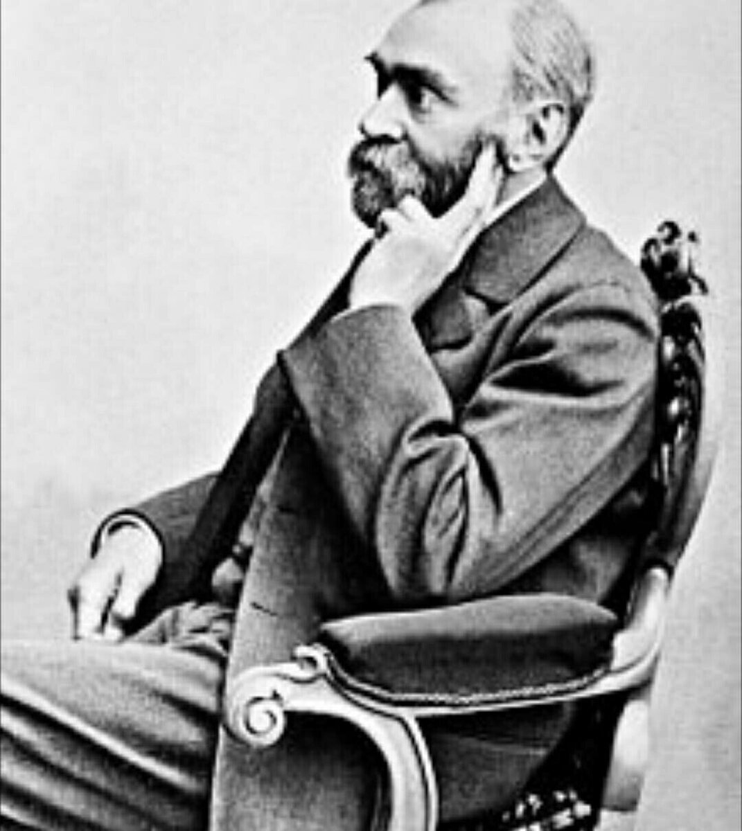 In 1901, Jacobus Henricus Van 't Hoff was awarded the very first Nobel Prize in Chemistry 'in recognition of the extraordinary services he has rendered by the discovery of the laws of chemical dynamics and osmotic pressure in solutions.

#ThrowbackThursdays
#RecreatingtheWorld🌍