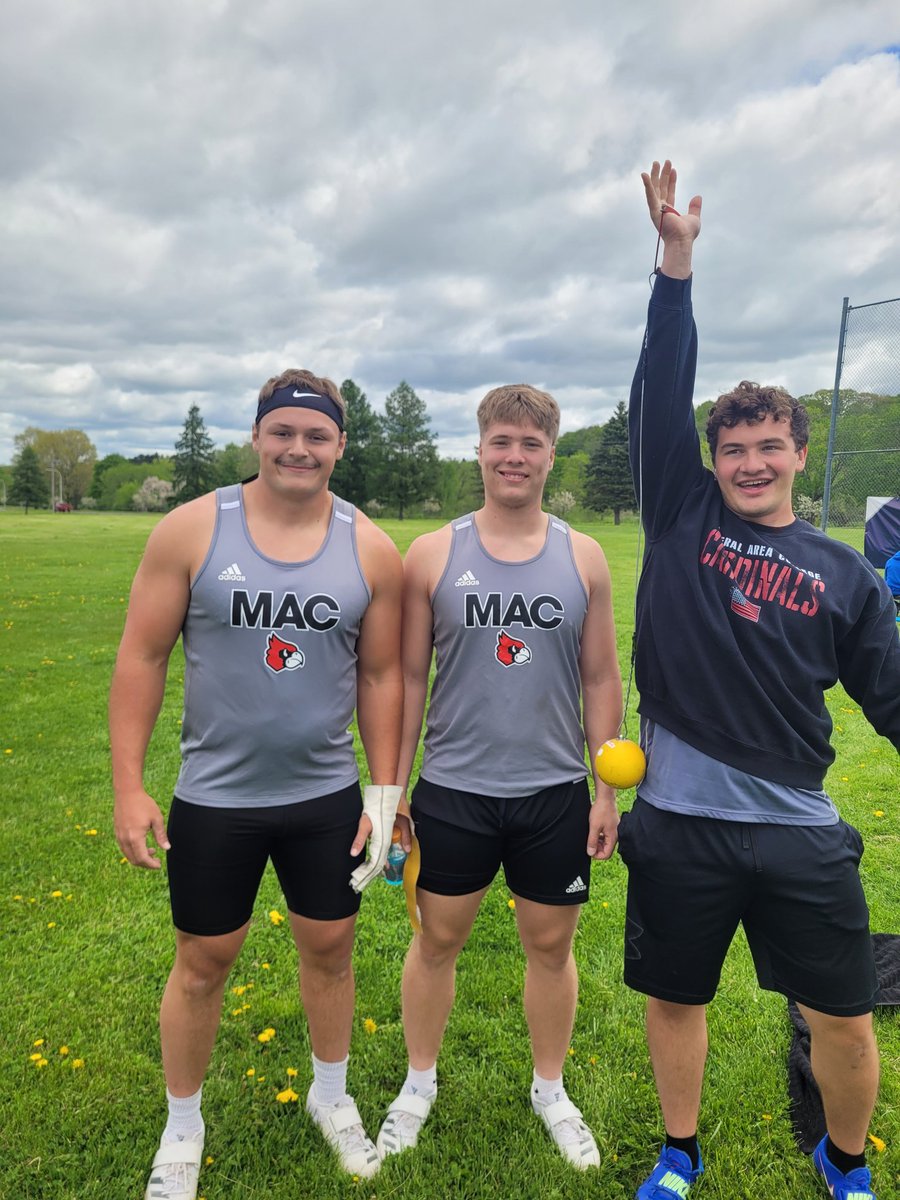 Day 1 of the @NJCAAXCTF D III meet is off to a great start for the @MACRunningCards with a 1-3-4 finish in the Hammer for Trenton  Braswell, Dale Propst, and Harold Lassiter. 21 points!
@MAC_Cards 
@MineralAreaCC 
@MattKing_Sports