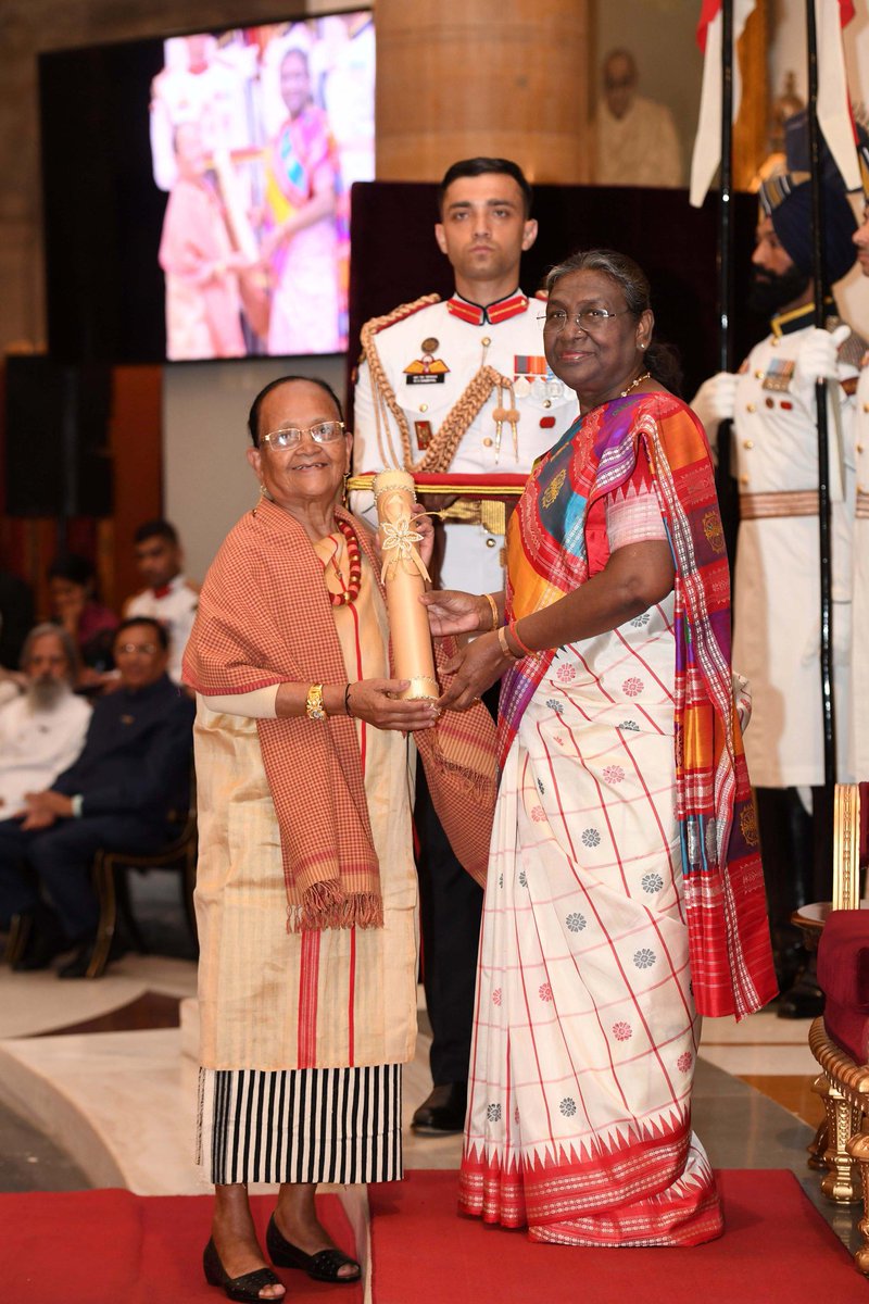 Smt. Silbi Passah from Meghalaya receives Padma Shri in the field of Art from President Droupadi Murmu @rashtrapatibhvn during the Civil Investiture Ceremony today 👉 Read more: pib.gov.in/PressReleasePa… #PadmaAwards2024 #PeoplesPadma @MeghalayaGov @SangmaConrad