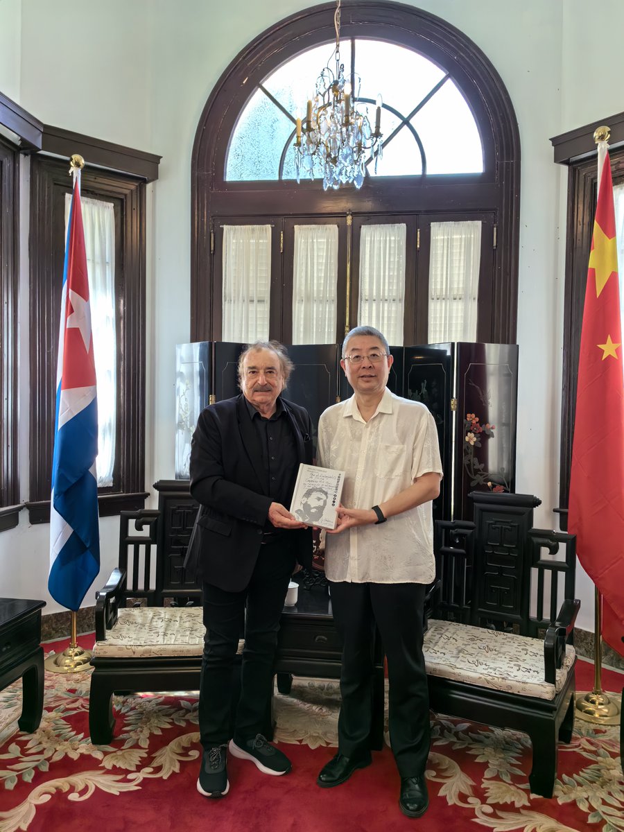 It is my huge honor to meet with Sr. Ignacio Ramonet @IRamonet, author of In conversation with Fidel #FidelPorSiemore and a friend of #🇨🇺Cuba's, an authority on Latin America. He graciously signed my book, the Chinese 🇨🇳edition, which was first published in 2006. @EmbChinaCuba