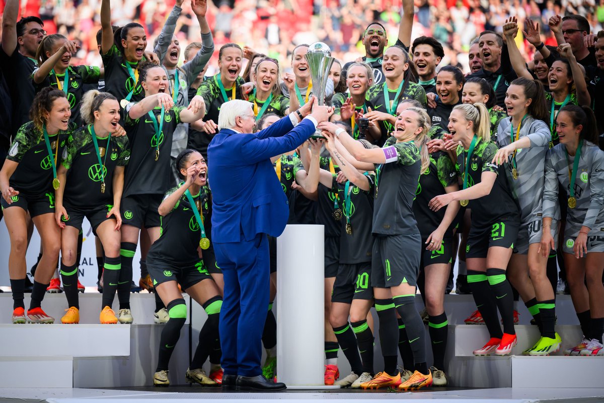 Glückwunsch zum verdienten Sieg, liebe @VfL_Frauen! Bundespräsident #Steinmeier überreicht den Spielerinnen des VfL Wolfsburg den #DFBPokal. #FCBWOB #DFBWomensWeek @DFB_Frauen