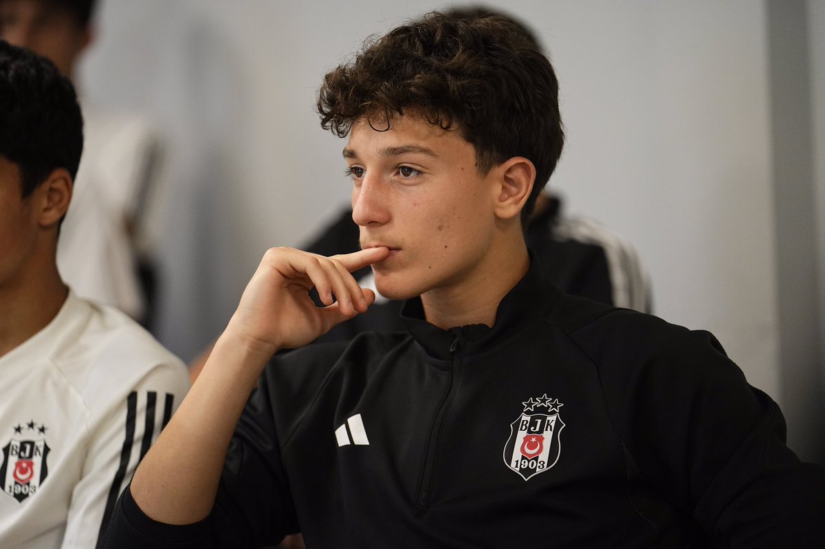 Beşiktaş Futbol Akademi Takımımızın sporcuları sosyal medya kullanımı semineri aldı. Kulübümüze gelecekte önemli hizmetlerde bulunacağına inandığımız sporcularımıza profesyonel futbol yaşamına adaptasyonlarını hızlandırmak amacıyla, BJK Fulya Hakkı Yeten Tesisleri’nde Dijital…