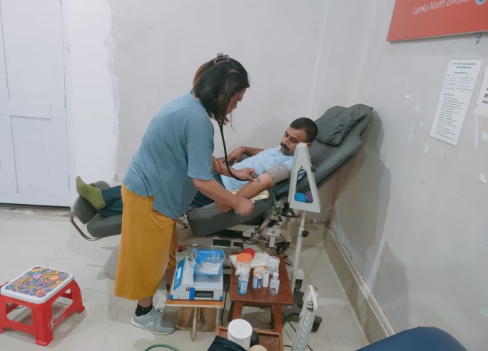 ASSAM RIFLES PERSONNEL DONATED BLOOD FOR MEDICAL EMERGENCY CASE IN MANIPUR #AssamRifles personnel donated blood for an emergency medical case at District hospital at Churachandpur on 08 May 2024. Two volunteers from Assam Rifles donated 02 units of blood on emergent requirement…