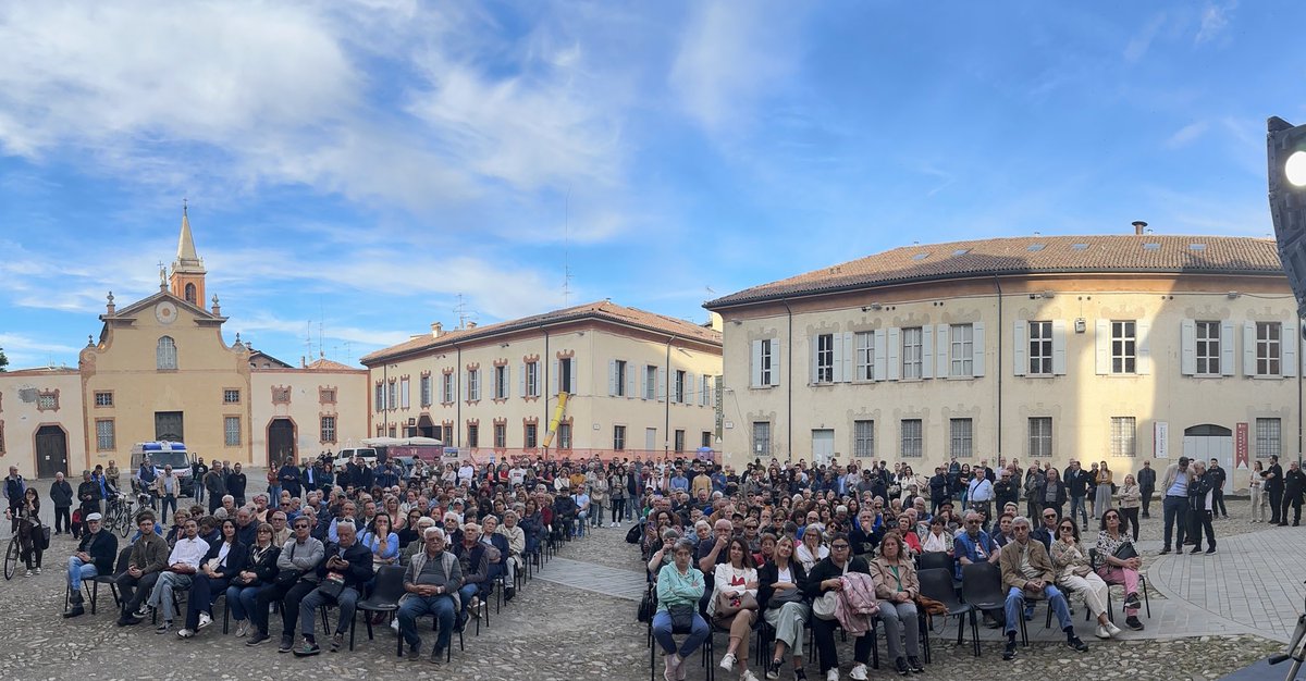 Quattrocento persone in piazza a Sassuolo ad una manifestazione del Pd, nel tardo pomeriggio di un giorno feriale, non le ricordo da molto tempo. Forza e coraggio Matteo Mesini 💪🏻