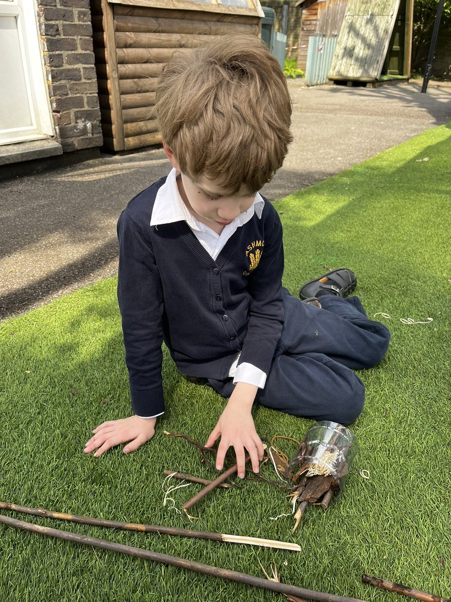 😊 Y1 happiness is…making bug hotels in the sunshine! ☀️ @CLOtC 🐛 🐜 🐞