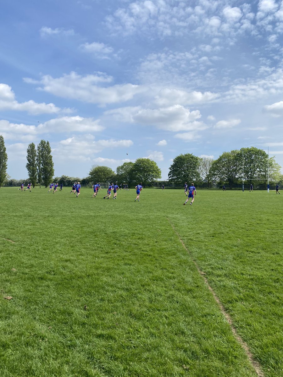 PEHoldernessAc1's tweet photo. Huge congratulations to the Year 9 boys rugby team who put on another impressive display in attack today to win their Yorkshire plate QF 30-14 against Temple Moor, Leeds. In warm conditions the boys completed their sets and moved the ball well to score some great team tries. https://t.co/52ThtSYRhP