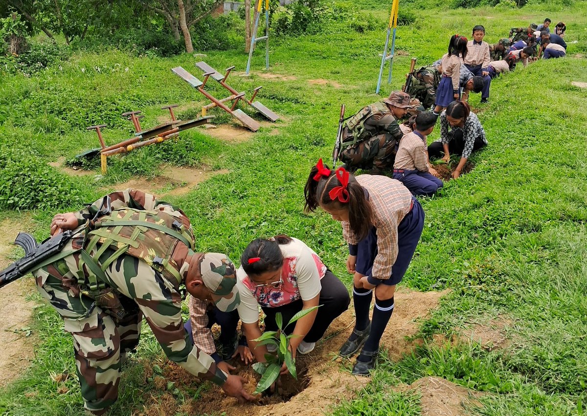 ASSAM RIFLES CARRIED OUT TREE PLANTATION AND SECURITY MEET IN MANIPUR In view of upcoming #WorldEnvironmentDay, #AssamRifles carried out a #treeplantation drive at JB School, Gothol village, Churachandpur District on 08 May 2024. The plantation drive was organised to motivate…