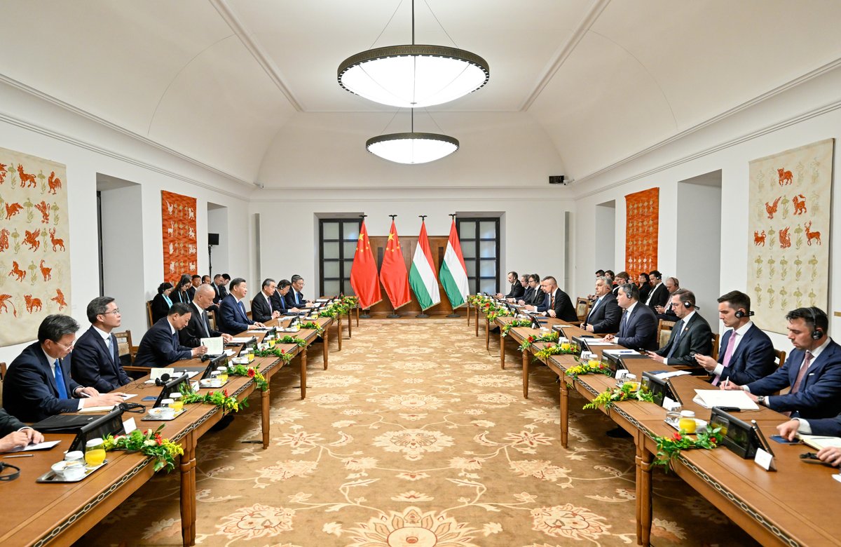 President Xi held talks with Prime Minister Orban. President Xi commended Prime Minister Orban’s commitment to a friendly policy toward China and to advancing friendly interactions and mutually beneficial cooperation between the two countries. The China-Hungary comprehensive…