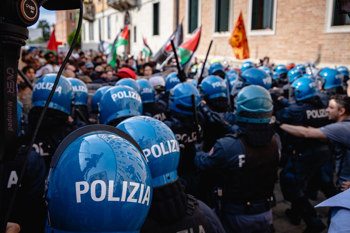 #Venezia 

The protest against the g7 of "injustice" as activists tried to reach St. John the Evangelist Great School, where the summit is being held. Police repelled the protesters with brutal force.
