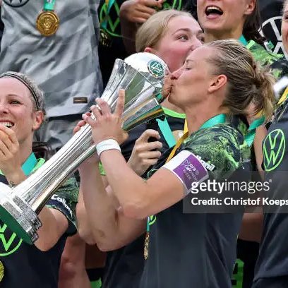 her 1st dfb pokal trophy and her 13th dfb pokal trophy 💚