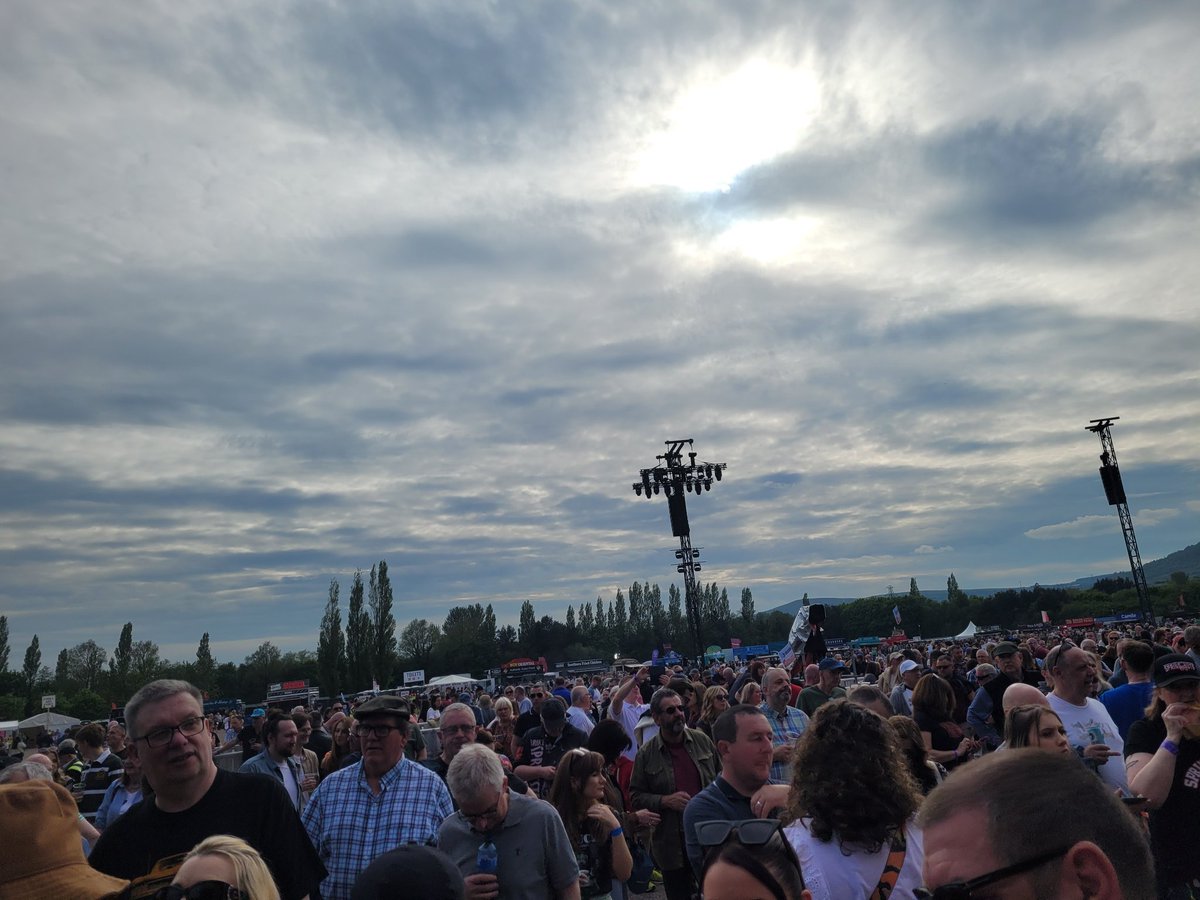 Perfect weather for #DancingInTheDark  #SpringsteenTour2024 <a href="/springsteen/">Bruce Springsteen</a> <a href="/aikenpromotions/">Aiken Promotions</a>