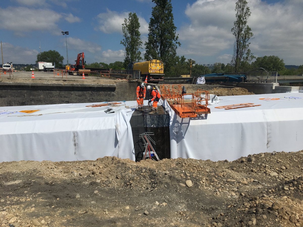 SCHLOSSERPauli1's tweet photo. Travaux #T9. En ce grd we le périphérique est coupé pour la mise en place d'un nouveau tunnel mode doux. Des travaux exceptionnels réalisés par @DemathieuBard et @SYTRALmobilites. Plus de 80 personnes mobilisé 24/24. Cet après-midi mise en place des 3 modules puis reconstruction https://t.co/s9MmdPne9x