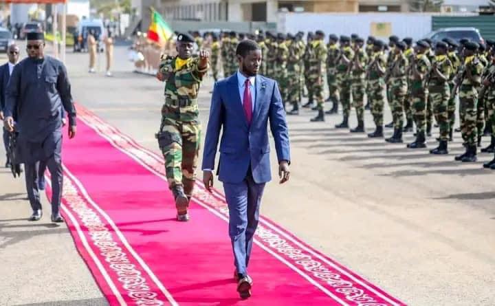 Senegal's 🇸🇳 new President Diomaye Faye bans airport ceremonies during his arrival or departure. He says Govt officials have more important things to do. So, he will be arriving & departing without any fuss. No formal greetings, no ceremonies, just him and his team. Your