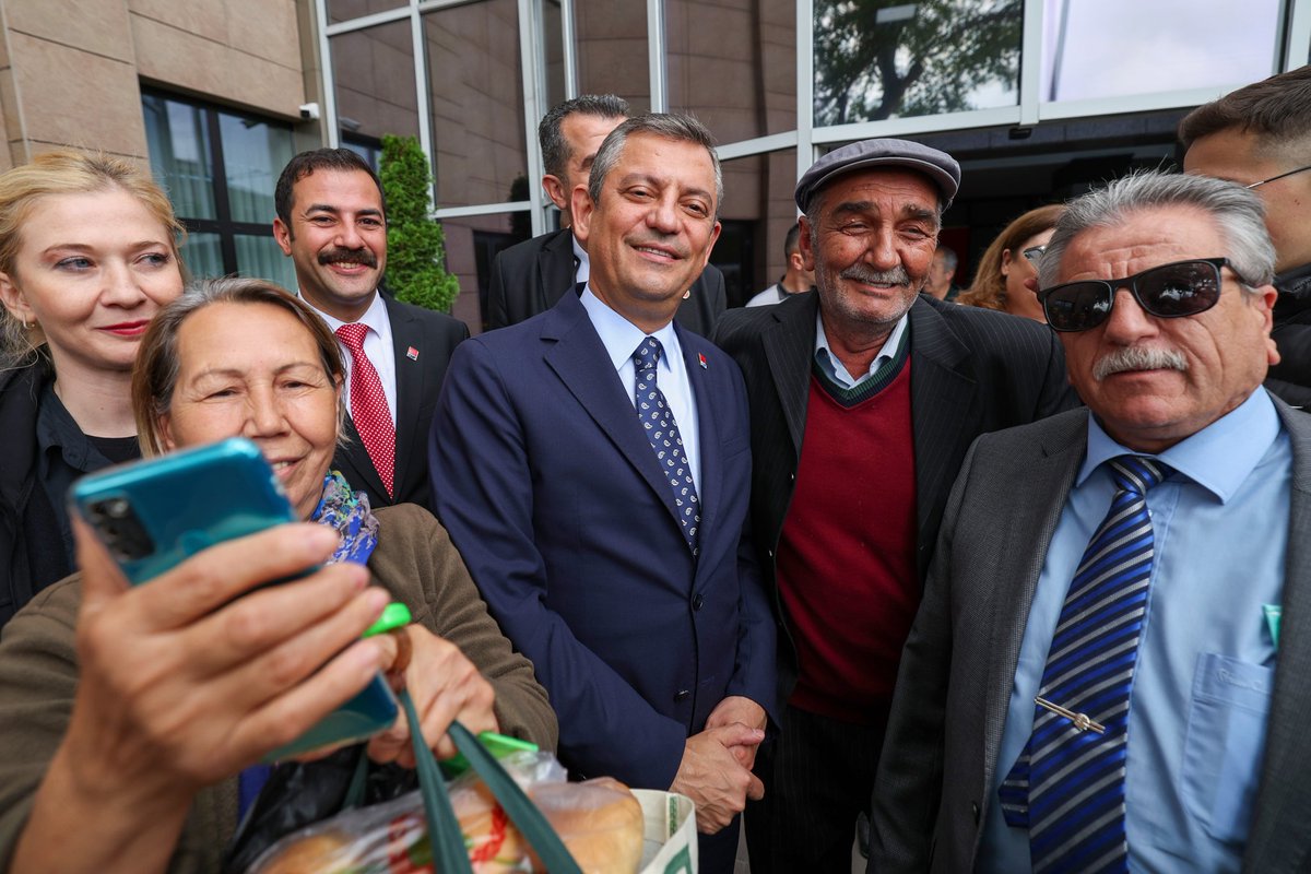 Eskişehir Büyükşehir Belediye Başkanlığımızı ziyaret ettik. 'Eskişehir'in başarılarını diğer belediyelerimizle ortaklaştırmanın, devamında markalaşmış iyi kamu hizmetinin CHP’ye iktidarın kapılarını aralamasının ümidi içindeyiz. Heyecanı içindeyiz.'