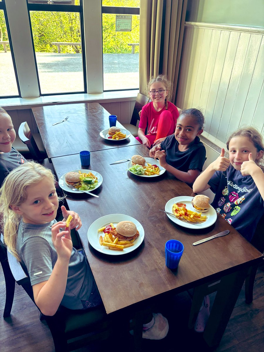 Time for our evening meal! Delicious burgers to end our day 🍔 @missstantony5 @StAmbroseSpeke