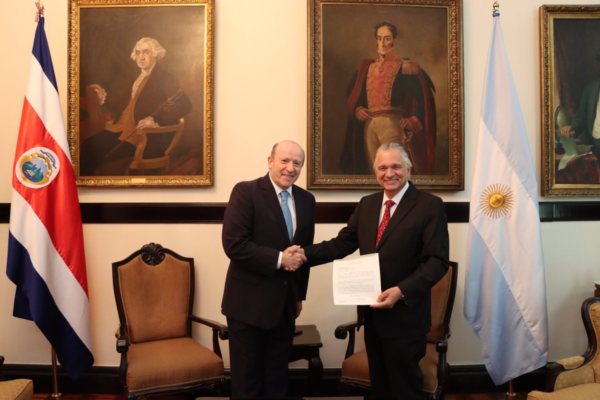 Nuevo embajador de República Argentina presenta copias de estilo de Cartas Credenciales 🇨🇷🤝🇦🇷 📑rree.go.cr/?sec=servicios… @CancilleriaARG @embargCR