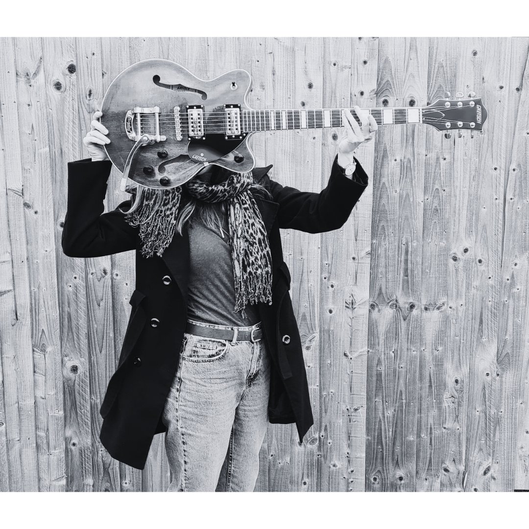 Check out my new baby G! 
Next up: Shirley Folk Club in Birmingham Wed 15th May. Yay!