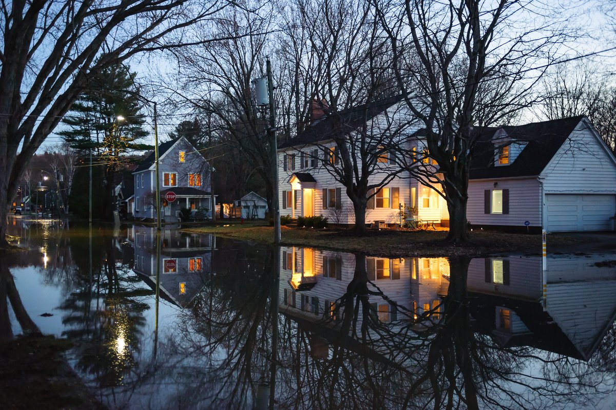 Les #ChangementsClimatiques augmentent le risque d’inondations en milieu urbain en provoquant des pluies plus intenses et plus fréquentes. ️ 🌧️

La #StratégieNationaleDAdaptation du Canada nous aide à réduire les risques et à nous préparer.

Info : ow.ly/XoEx50RuMe1