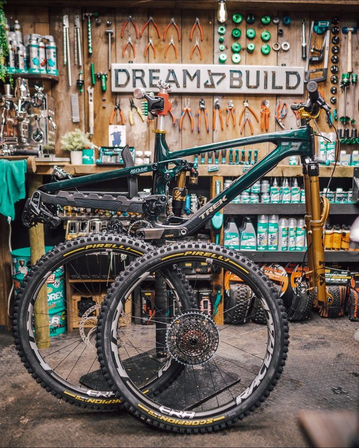 A Slash 'Dream Build' from the wizards at Dream Build Bikes 🧙‍♂️ just dropped 💥 This Slash Gen 6 is built to tackle it all! To learn more about the bike and for a chance to WIN it, watch the build video on YouTube: youtube.com/watch?v=l657j_…