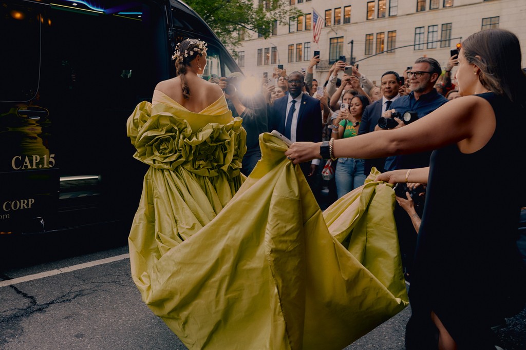 @mariasharapova wears Atelier Prabal Gurung Daffodil Yellow Off the Shoulder Gown with Plunging Neck with Bands of Hand Cut Bias Organic Cotton from @Bollandbranch. Styled with Opera Cape with Rosette Detail and Train⁠ to the 2024 Met Gala⁠ ⁠ Photos @vincenttullo @evelynfreja