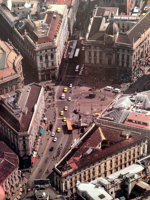 Abbastanza lontano da San Babila e da via Monforte, il quartiere intorno a piazza Cordusio... possedeva per me un che di bizzarro e d'esotico... Ricordo che mi appariva un'altra città...nella quale mi ritrovassi per incanto a passeggiare a fianco di mio padre. A. Vigevani Milano