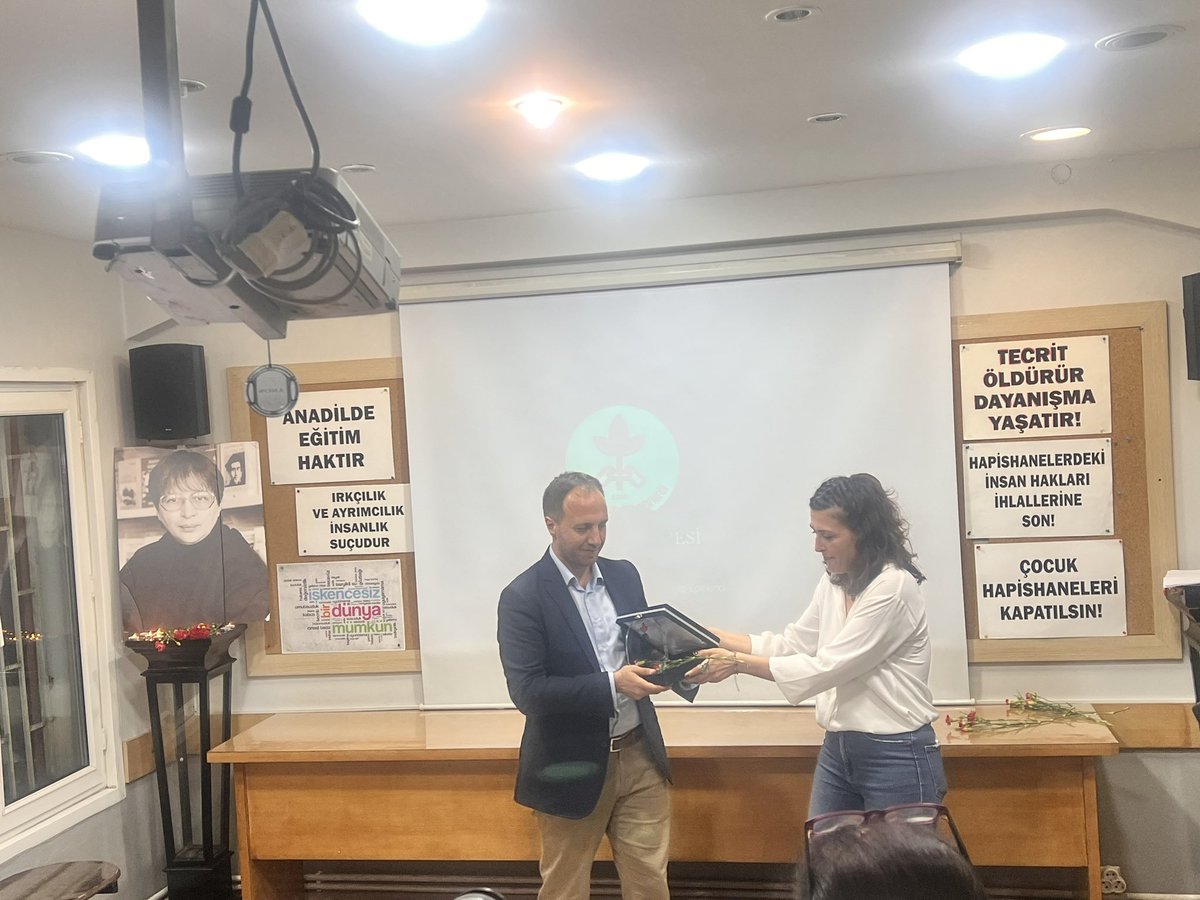 İHD İstanbul’da bu akşam Ayşenur Zarakolu Düşünce ve İfade Özgürlüğü ödülleri veriliyor. Ödüllerden biri cevval gazeteci Metin Cihan’a gidiyor. Metin’in avukatı Metin’in mesajını okudu ve onun adına ödülü aldı. Tebrikler Metin Cihan! İyi ki varsın 🙏🏽🙏🏽 @ihdgenelmerkez @metcihan