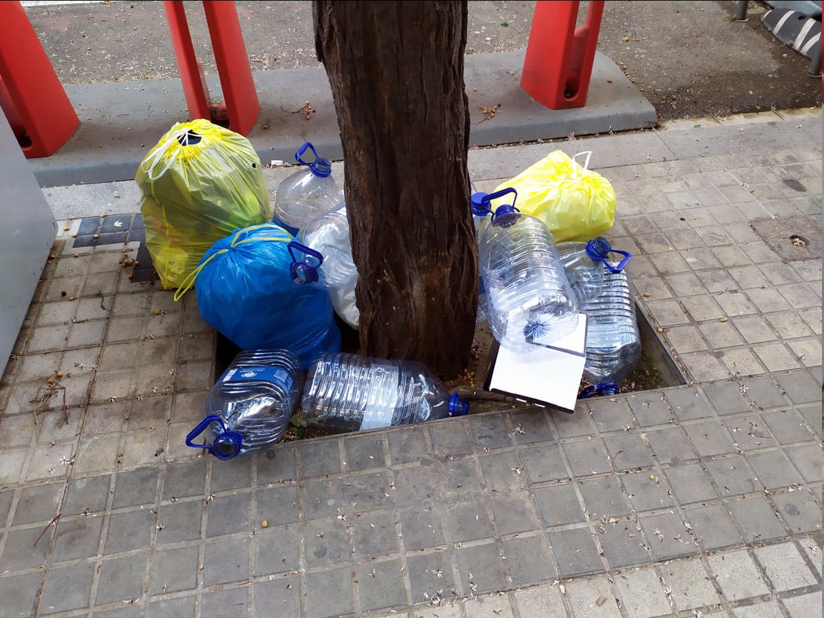 📢 @SomComuns #comarquesgironines @eloibadia  q mira 😍als escocells com el q murmura als cavalls🐴 i després obliga x decret👩‍⚖️ als veïns a usar-los com a contenidors d'escombraries,xq els ha tret,indicant que són normes europees🇪🇺 💩#SantAndreu #PortaAPorta #reciclarsiaixino