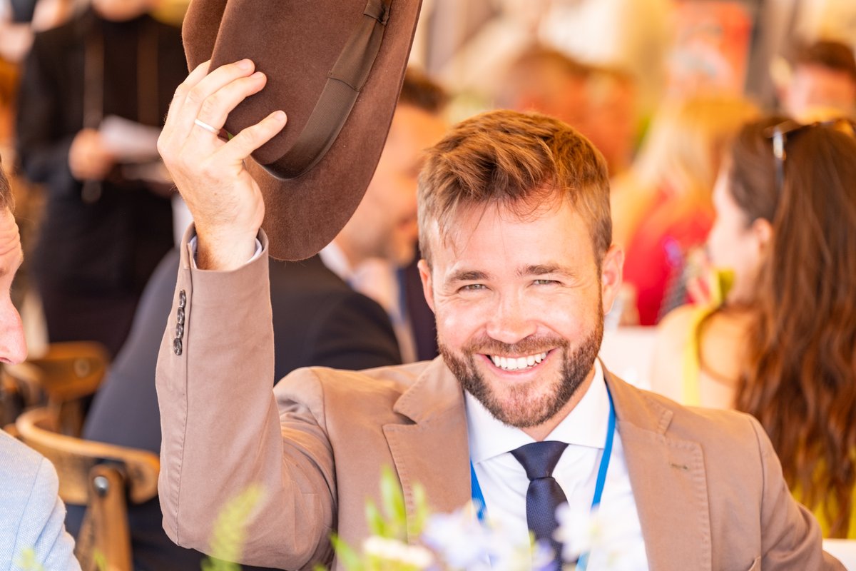 Is the #HRR crowd the best dressed? There's no doubt 👒👗

We can't wait to see your stylish outfits at #HRR24! 🙌