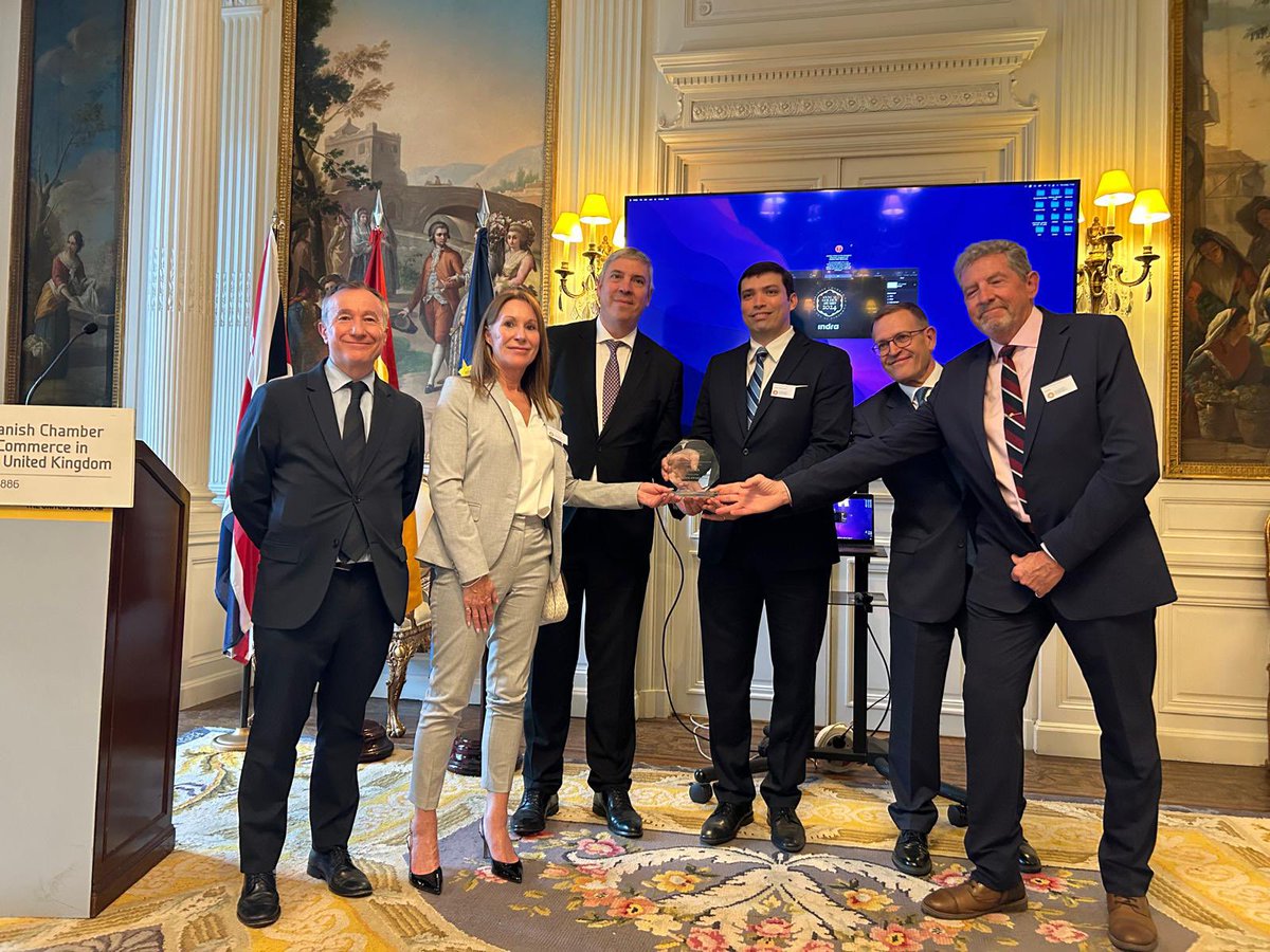🇪🇸Spain's tech company INDRA has been given the Golden Award by the @SpainChamberUK in recognition for its commitment to the British market, where it is investing in innovative technological solutions to improve mobility, road safety and make air traffic more reliable.