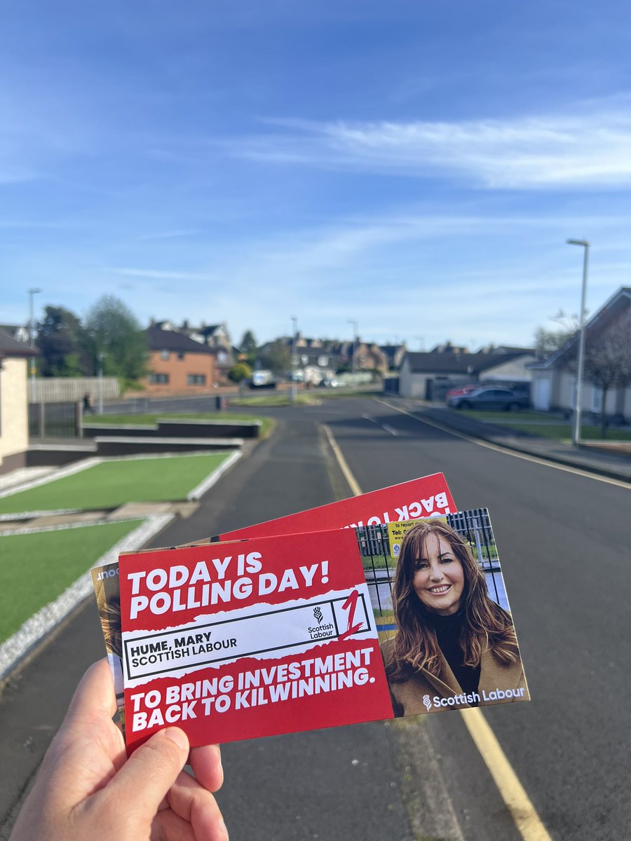 Glorious ☀️ on the #PollingDayDoorstep for our fantastic candidate @maryhume21 in the Kilwinning By-election. Lots of folk been and voted @ScottishLabour #1 and many heading out for an evening stroll to the polls in the sunshine! @NAyrshireLab 🌹 🗳️