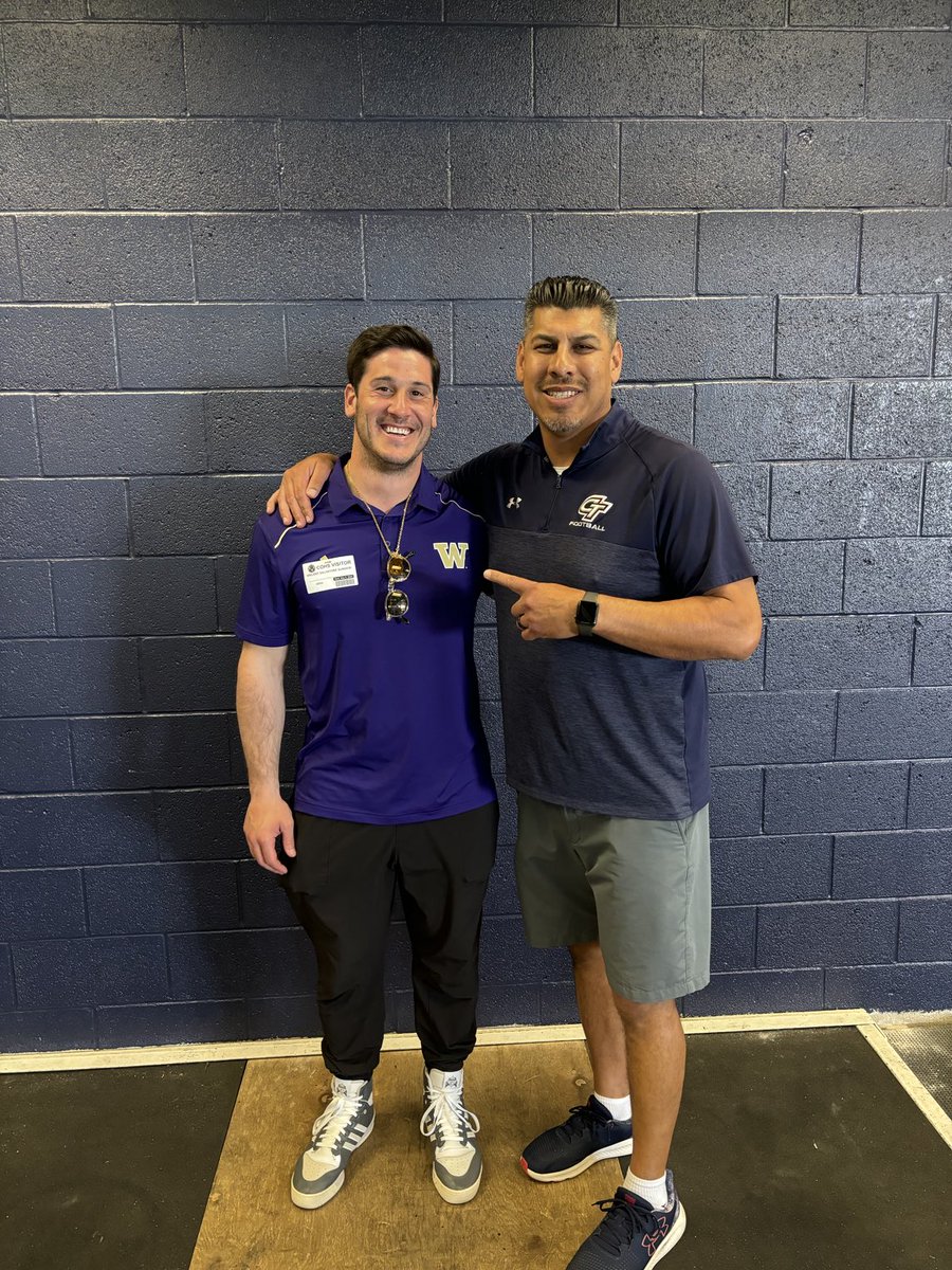 Thanks to ⁦@vsunseri3⁩ for stopping ⁦@ColonyTitans_FB⁩ to check in on our student athletes. Appreciate you watching our kids grind and sharing your knowledge around defensive football 🏈! ⁦⁩@CoachZavala58⁩ ⁩ ⁦⁦@CoachTufunga⁩ ⁦@UW_Football⁩