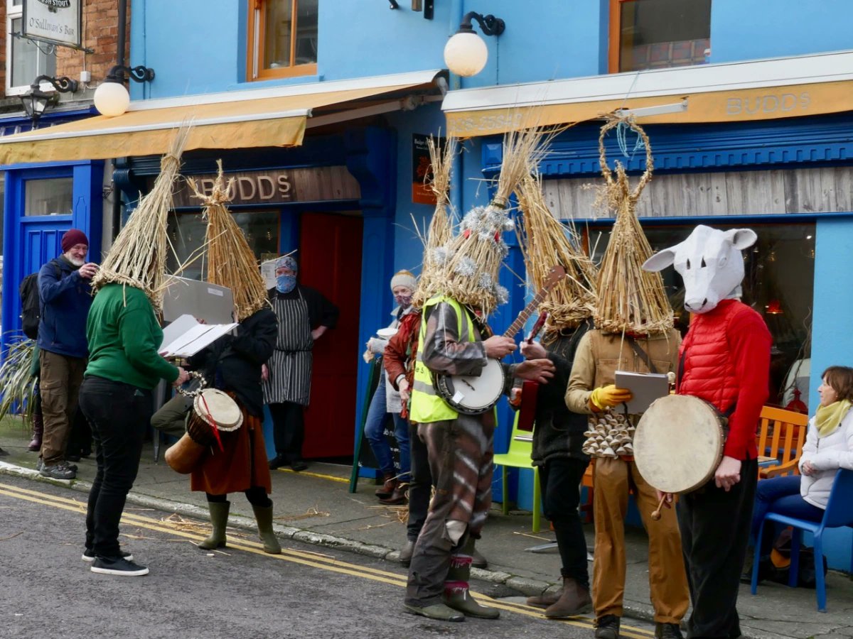 Thought you might like to see that the 'Wrenning' tradition is alive and well @helleborezine and @KJSoar.  A recent incarnation in Ballydehob, Ireland,  is described here roaringwaterjournal.com/tag/wrenning/ and 'Hunting the Wren' is  a sublime song by @LankumDublin