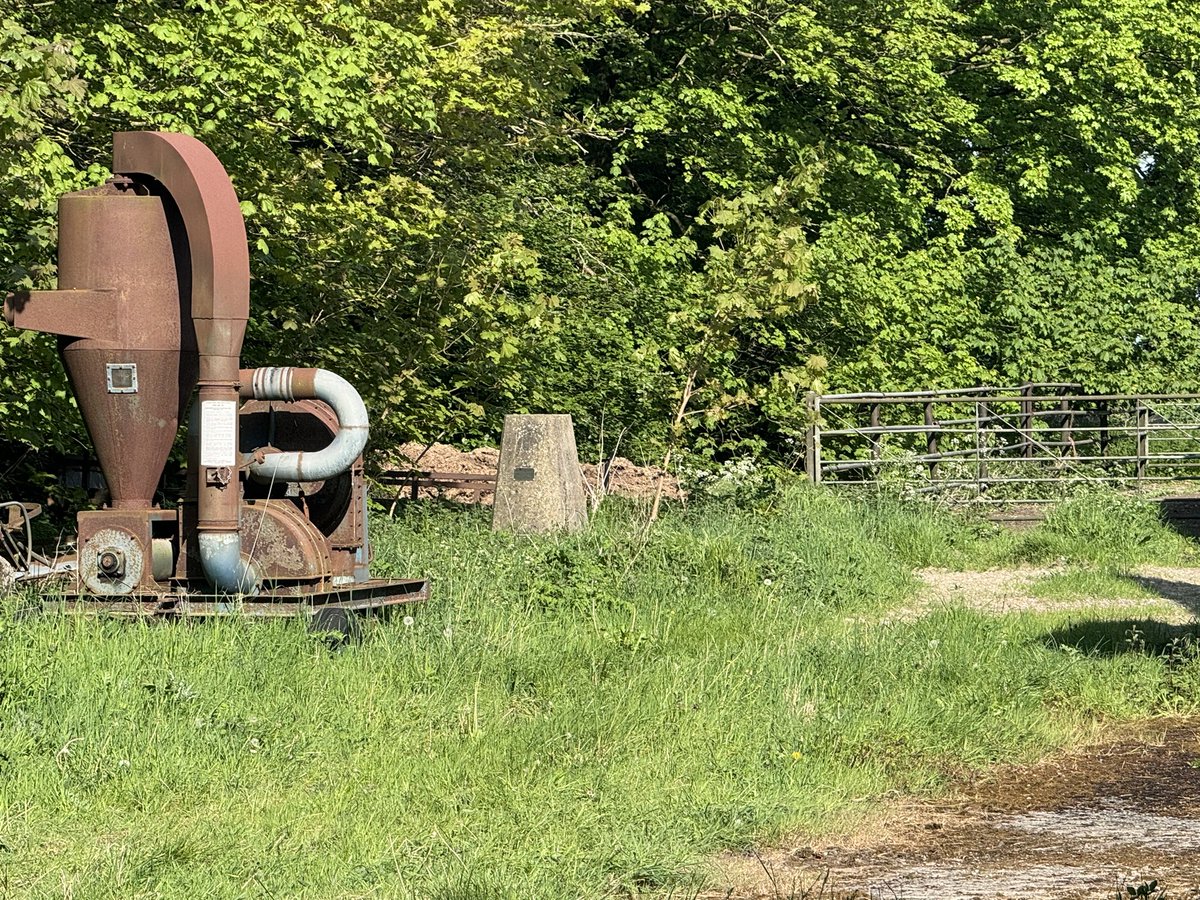 ScrumpyTrigs's tweet image. Trig 4:  Westbury Down. Height 230m. Flush bracket S1531
Another trig you can’t get to 😡. In a farmyard fenced and padlocked gates.  
Next to #Imber range path.  
Gorgeous views from #Brattoncamp and #WestburyWhiteHorse and across @HqSpta #SalisburyPlain 🚩 flying