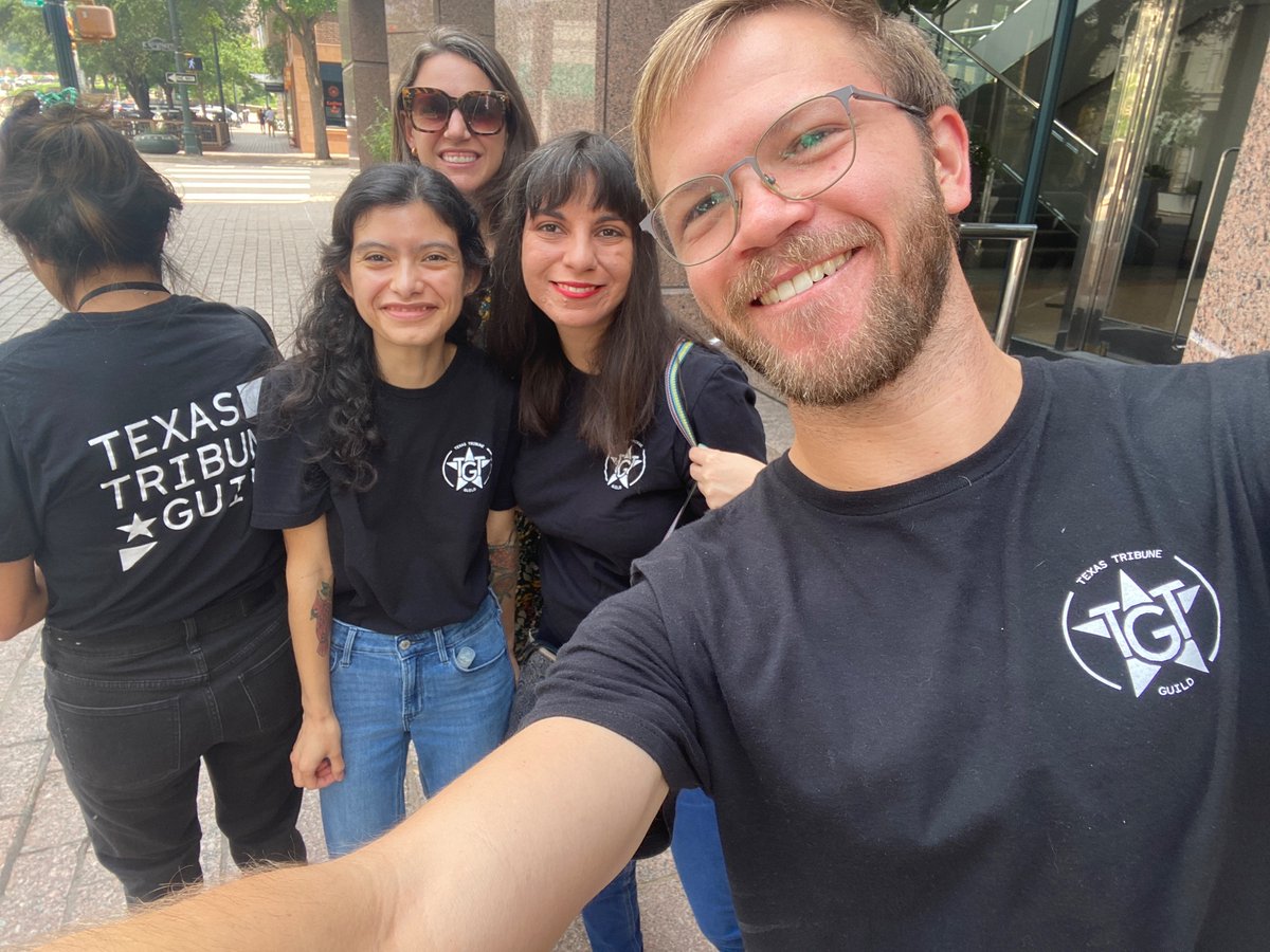 texastribguild's tweet image. 🚨 lunch out alert 🚨 we’re refusing to work for the next hour to demand open bargaining sessions!
Commit to transparent negotiations @TexasTribune! ✊