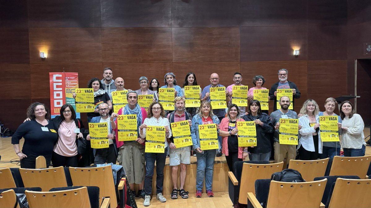 A la VI #EscolaLGTBI 'Ana Meluska Cano' han tingut l'ocasió de solidaritzar-se amb la #Vaga23M i ho han fet...#Totstotestotisalavaga
#EscolaPública #DefensemLEducacio